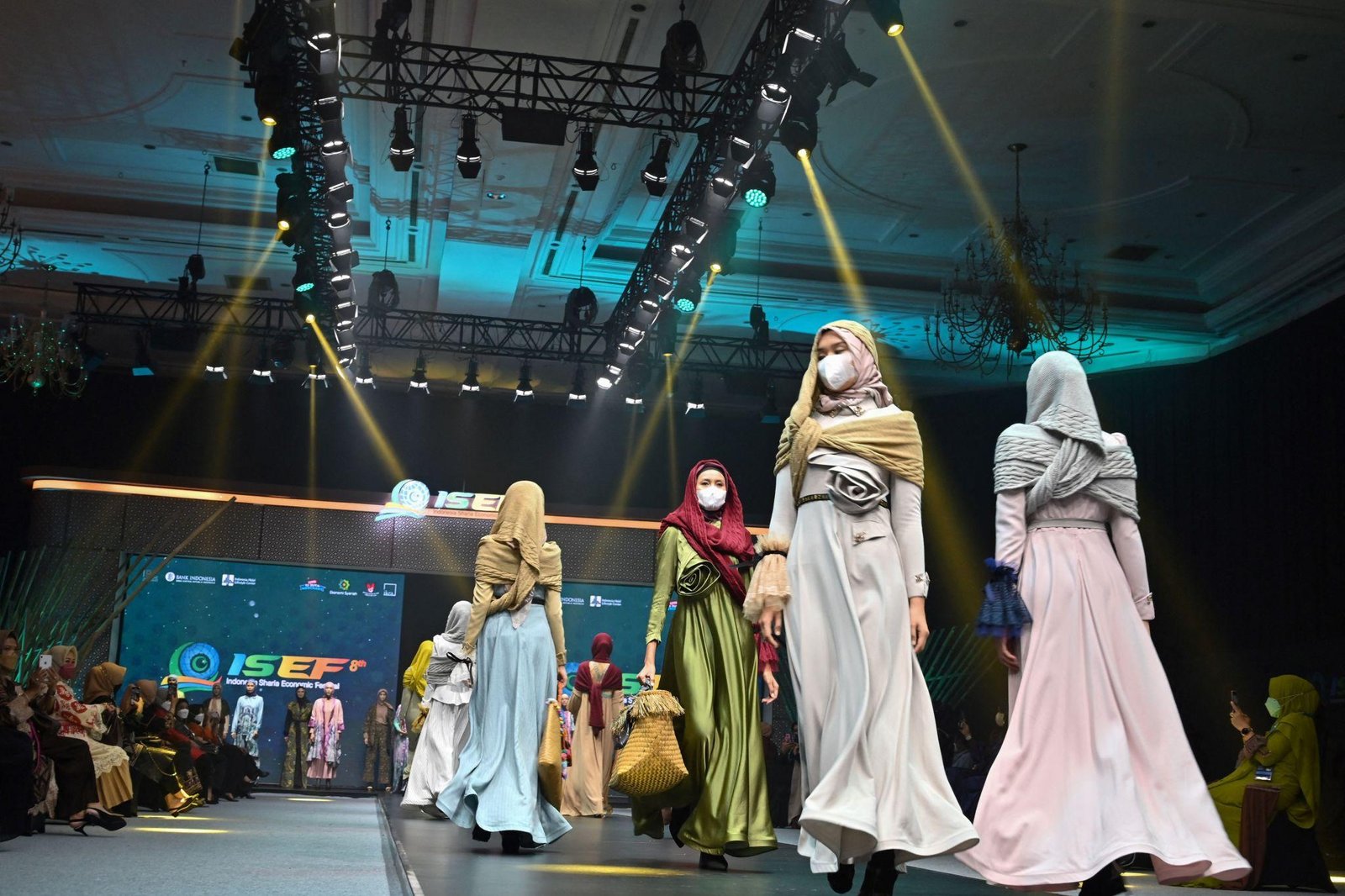 Perkembangan Muslimwear di Industri Fashion Indonesia: Dari Tradisional hingga Modest Fashion Global