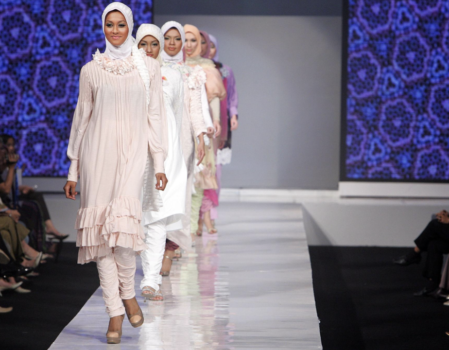 Muslimwear Modern: Tren Fashion Syar’i yang Makin Digemari di Era Modest Fashion